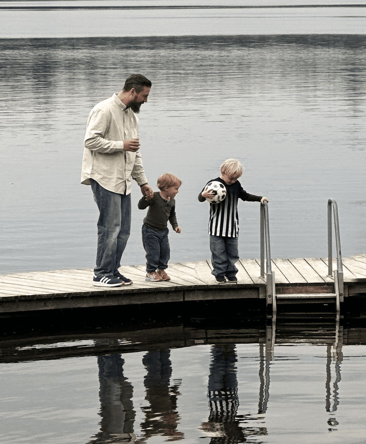 Ragnar Dixen med sine sønner ved vandet